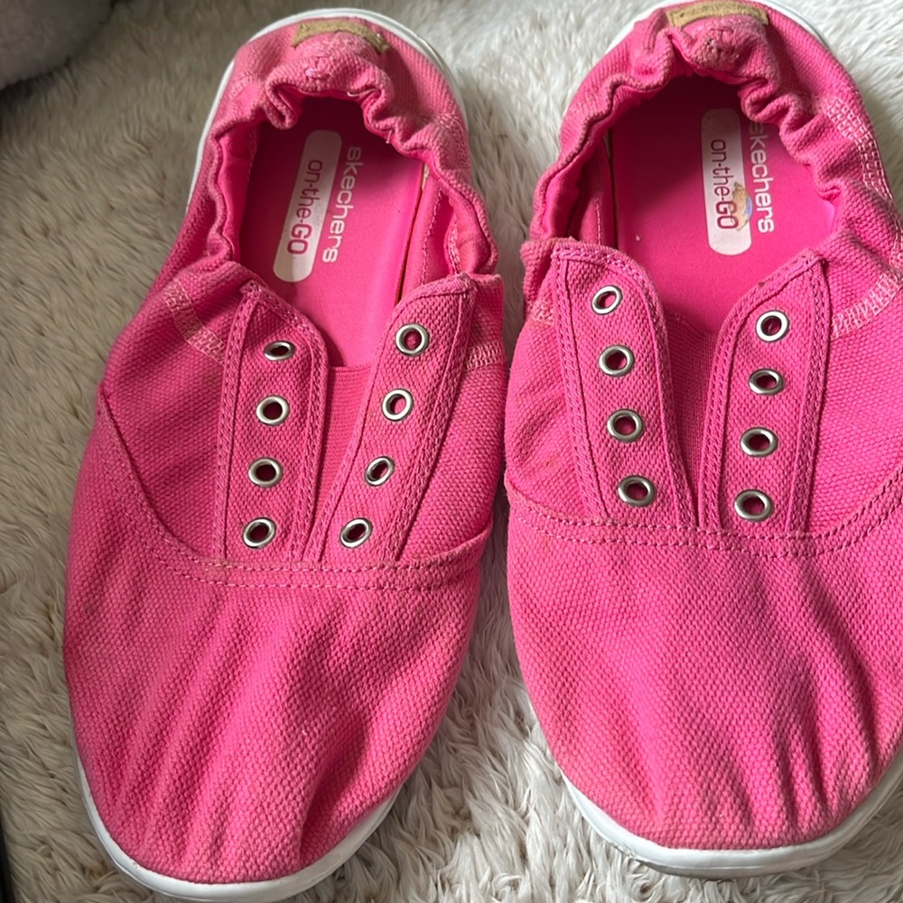 Skechers “On the go” sneakers! Hot pink, size 8 1/2, Slip on, no strings needed!
